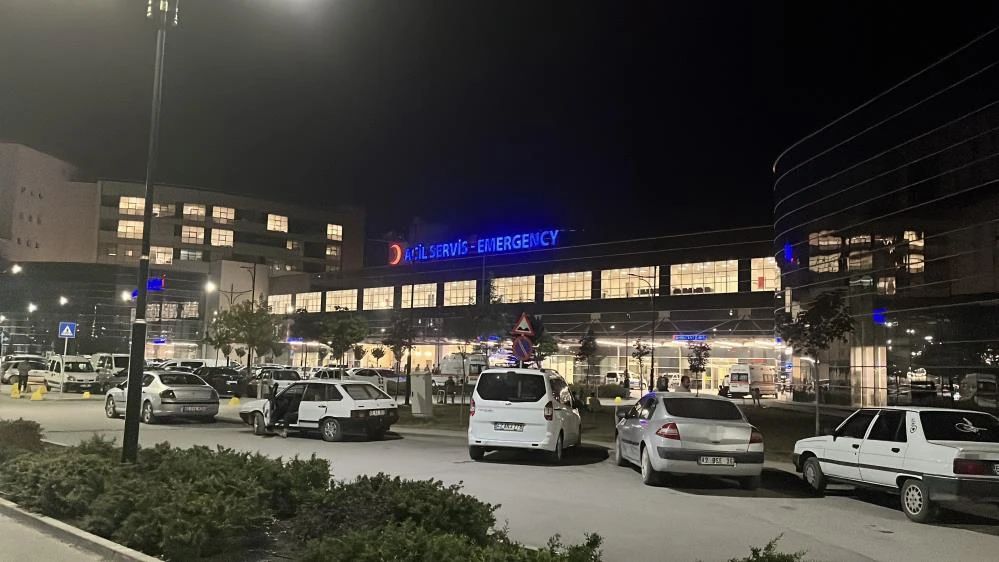 Koşarken iki arabanın çarptığı çocuk hastanelik oldu