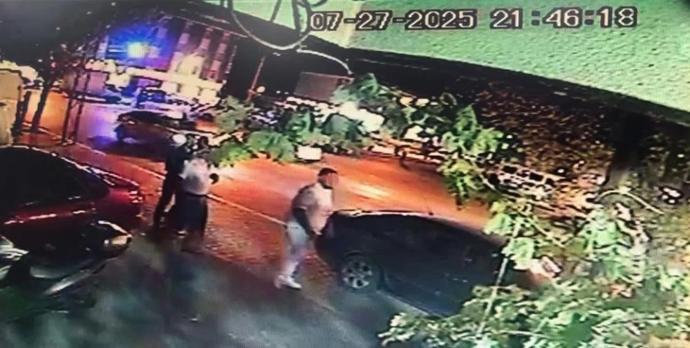 Koşarken iki arabanın çarptığı çocuk hastanelik oldu