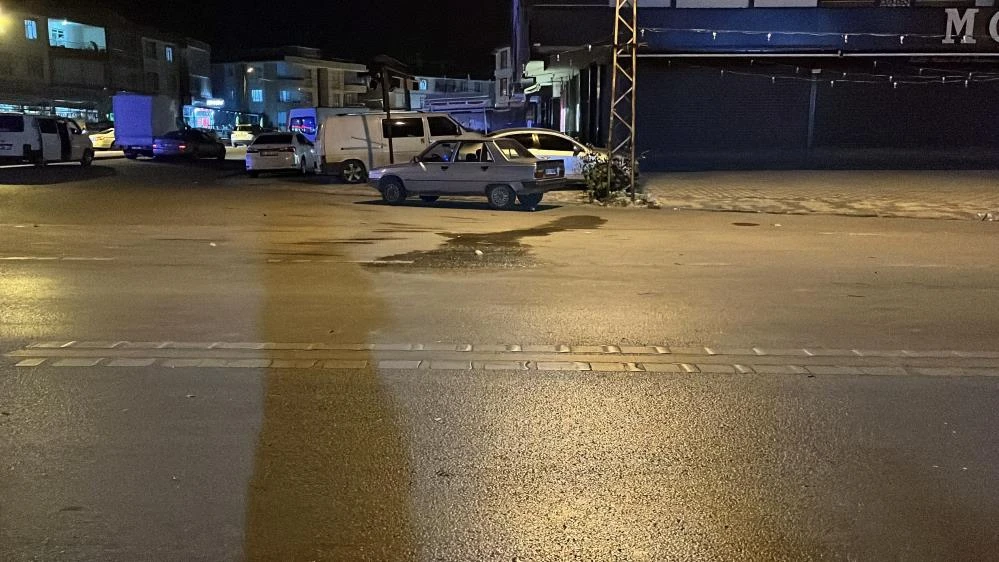 Koşarken iki arabanın çarptığı çocuk hastanelik oldu