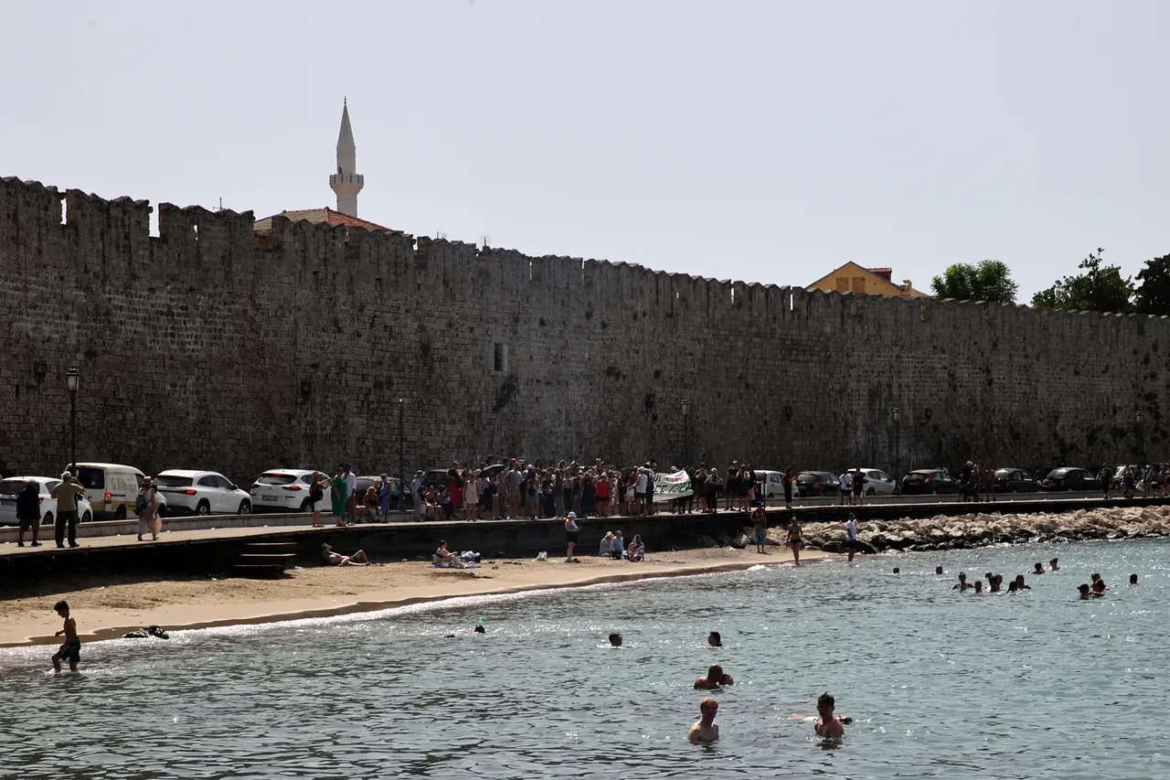 İsrailli turistlere bir şok daha! Yeni adreslerinde de protesto edildiler