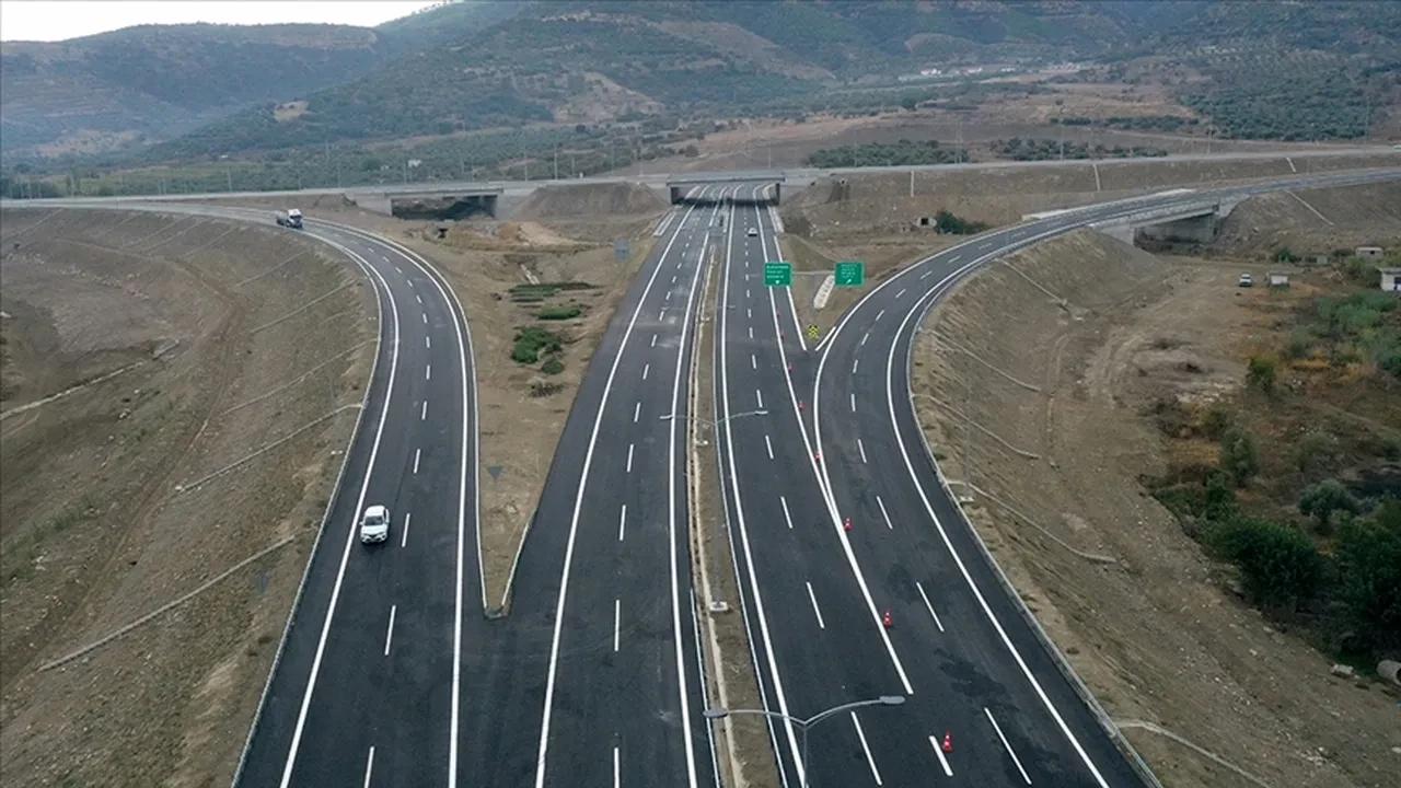 İzmir Aydın Otoyolu trafiğe kapatıldı mı, neden? Karayolları Genel Müdürlüğü'nden yazılı açıklama geldi