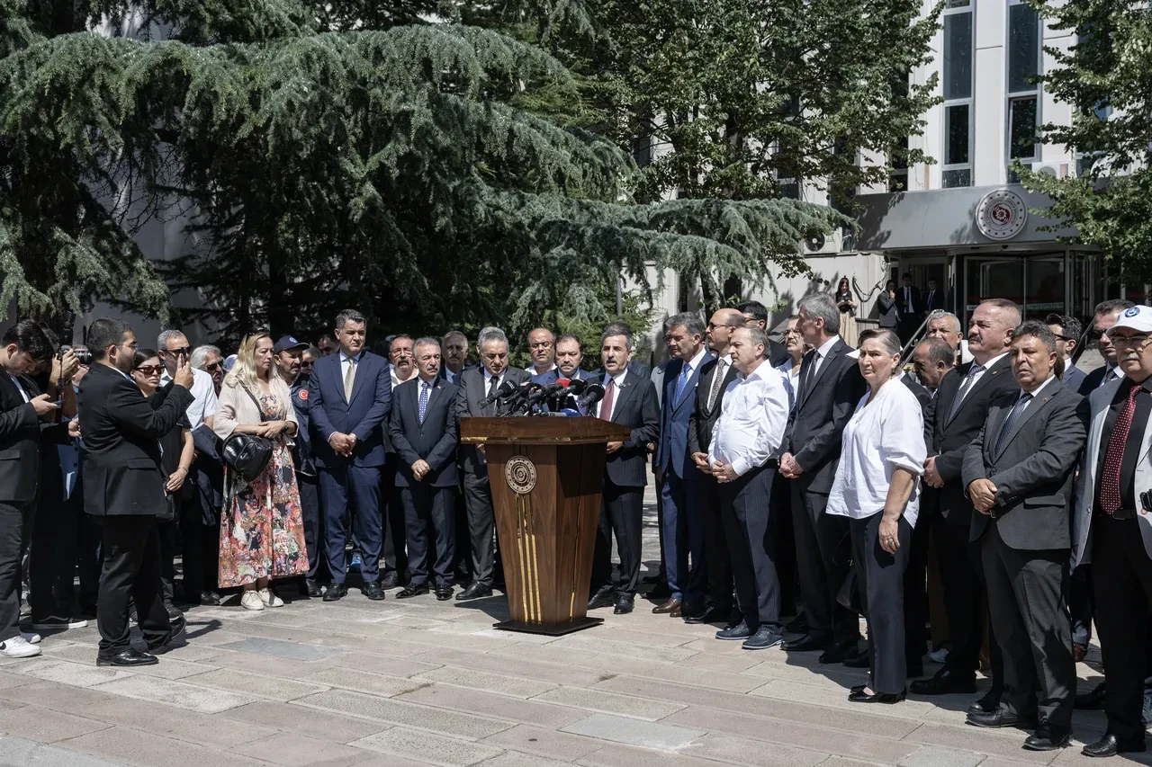 Kamu emekçileri için kritik süreç: 6 milyon kişiyi etkileyecek sözleşme masada