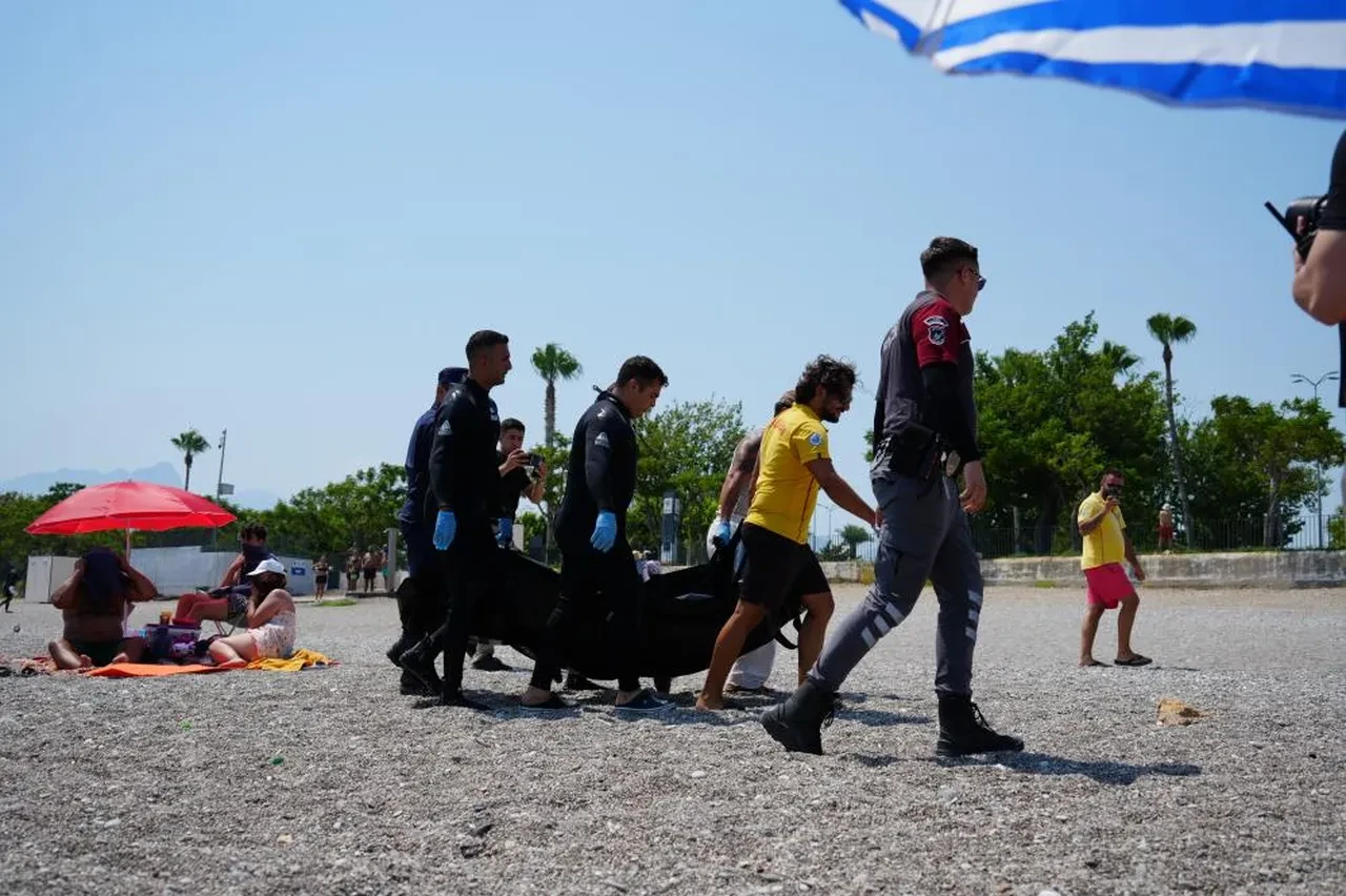 Konyaaltı Sahili'nde ceset şoke etti! 'Güneşleniyor sandım ama cansızdı'