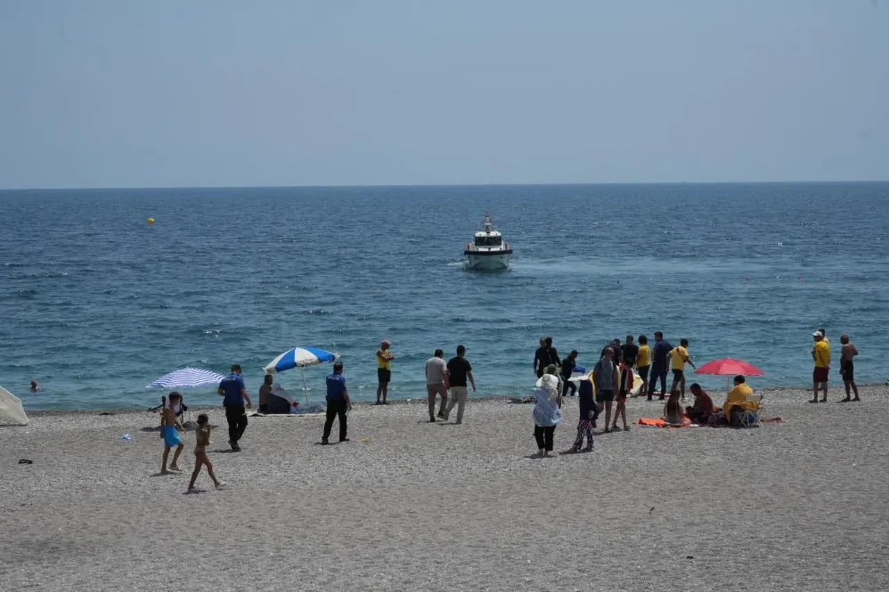 Konyaaltı Sahili'nde ceset şoke etti! 'Güneşleniyor sandım ama cansızdı'