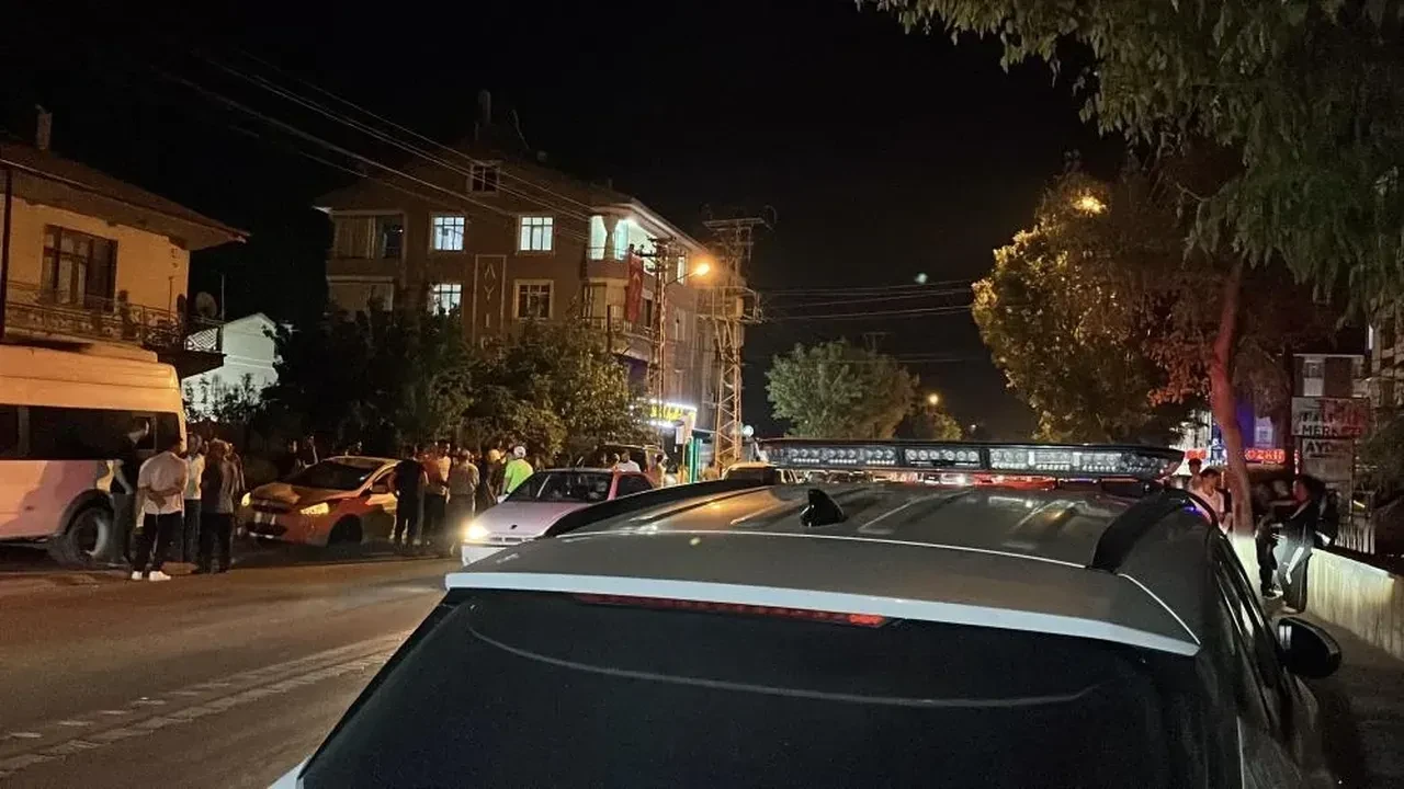 Koşarken iki arabanın çarptığı çocuk hastanelik oldu