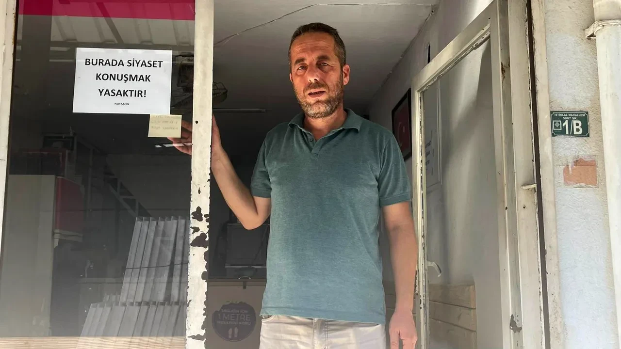 Millet siyaset yüzünden birbirini kırınca çay ocağının sahibi ilginç bir çözüm buldu