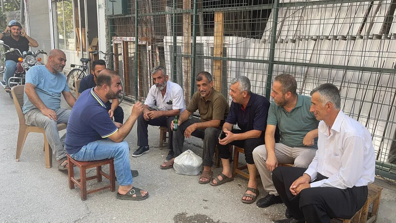 Millet siyaset yüzünden birbirini kırınca çay ocağının sahibi ilginç bir çözüm buldu