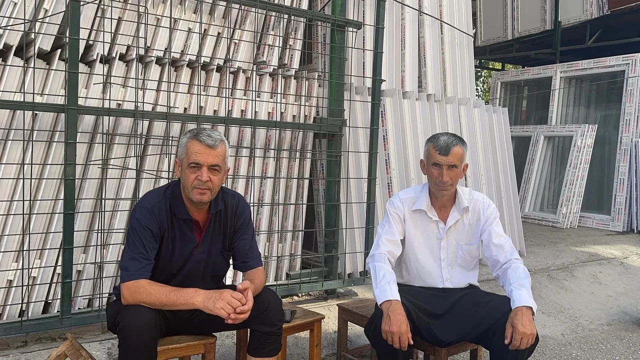 Millet siyaset yüzünden birbirini kırınca çay ocağının sahibi ilginç bir çözüm buldu