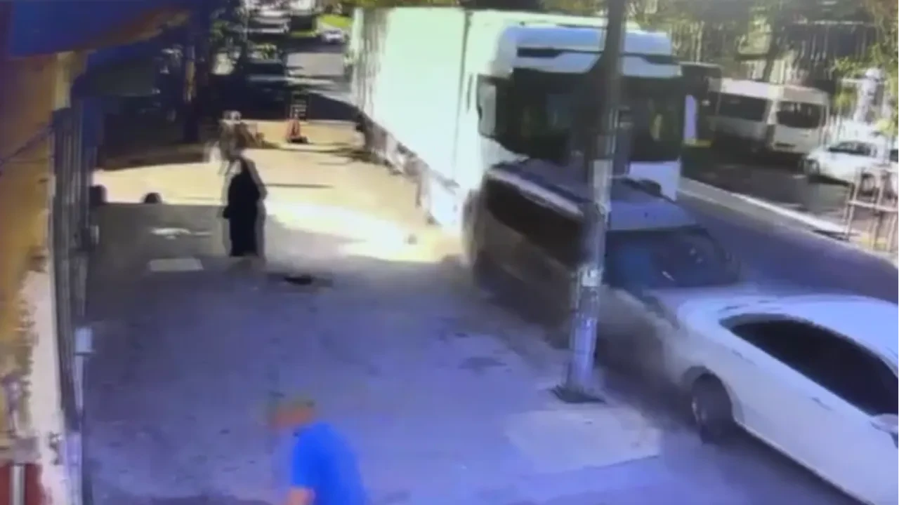 Tır, 5 aracı ezip geçti! O anlar kamerada