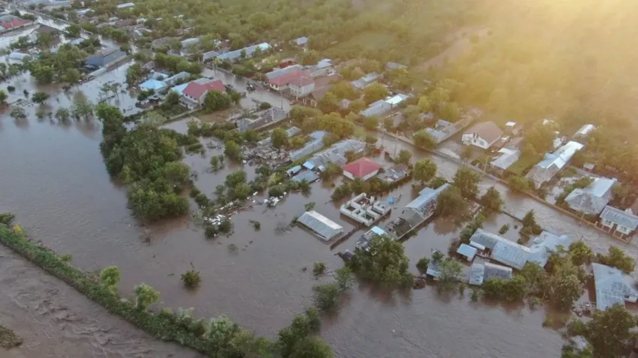 Romanya'da şiddetli yağış sele dönüştü: 1 ölü