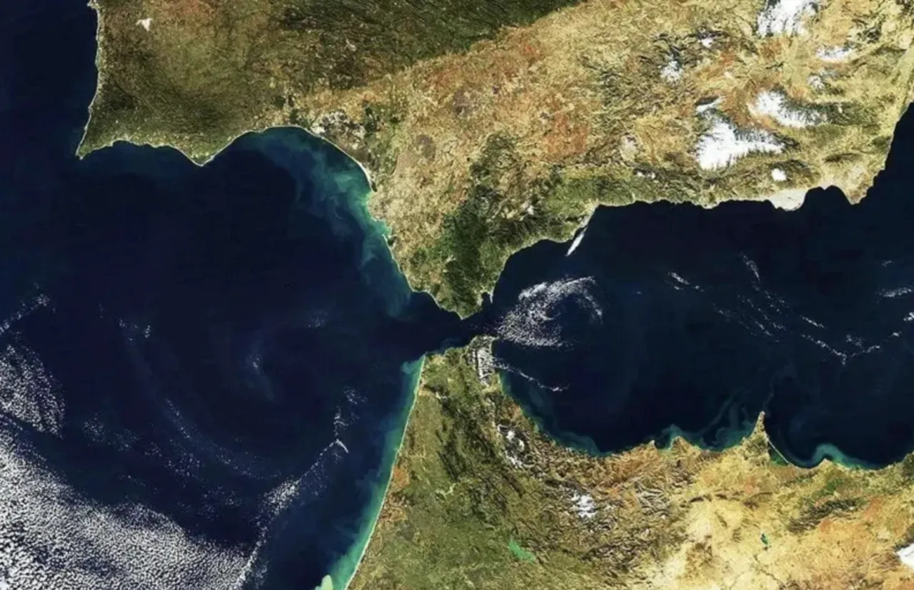 Şoke eden görüntüler! Onlarca kişi Fas'tan İspanya'ya yüzerek gitti