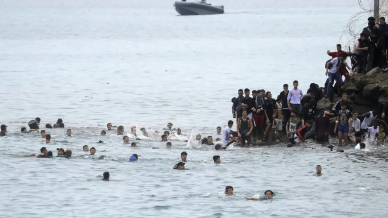 Şoke eden görüntüler! Onlarca kişi Fas'tan İspanya'ya yüzerek gitti