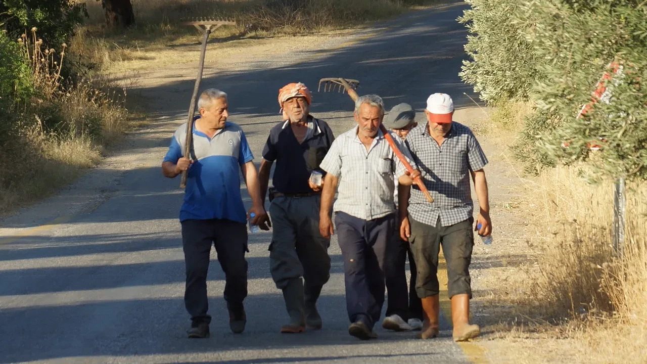 Yangına müdahale mahalleliden geldi! Yorgun bedenleri kameralara işte böyle yansıdı