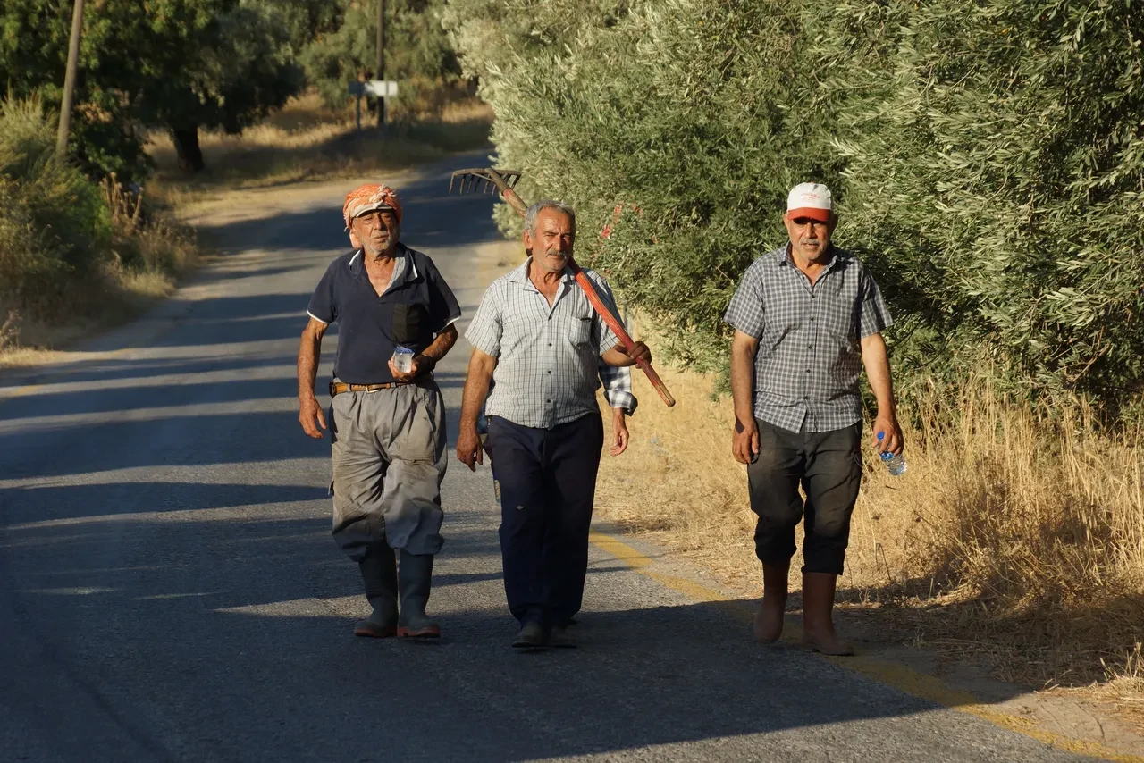 Yangına müdahale mahalleliden geldi! Yorgun bedenleri kameralara işte böyle yansıdı
