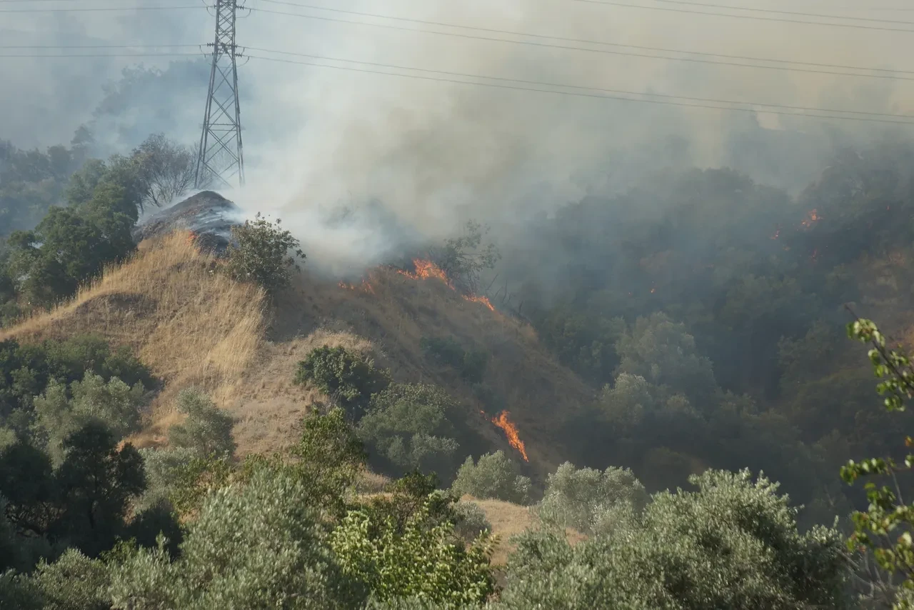 Yangına müdahale mahalleliden geldi! Yorgun bedenleri kameralara işte böyle yansıdı