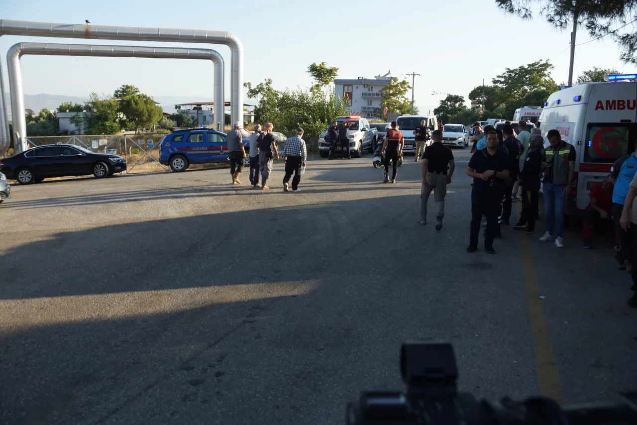 Yangına müdahale mahalleliden geldi! Yorgun bedenleri kameralara işte böyle yansıdı