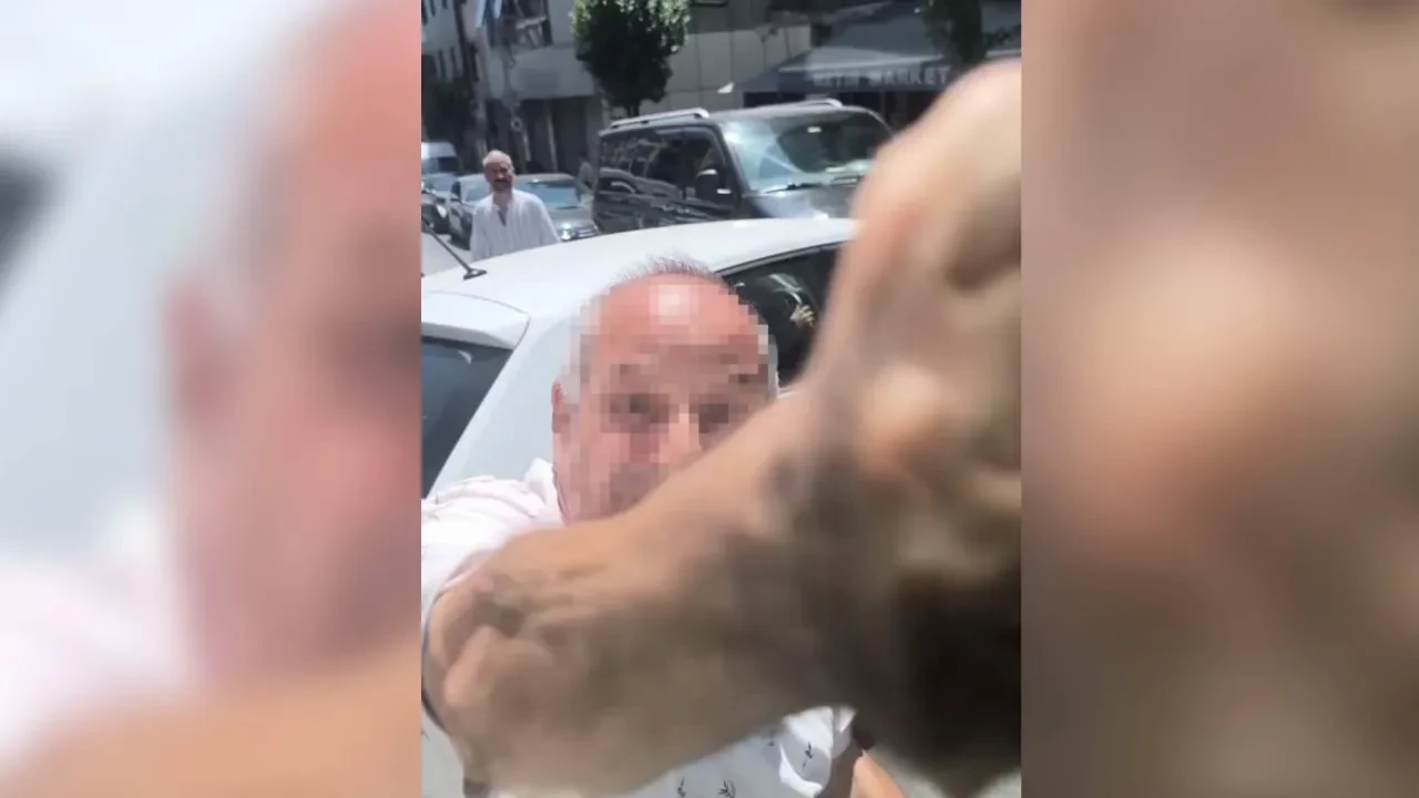 Yol verme kavgasında ortalık karıştı! Aracından inip camı yumrukladı