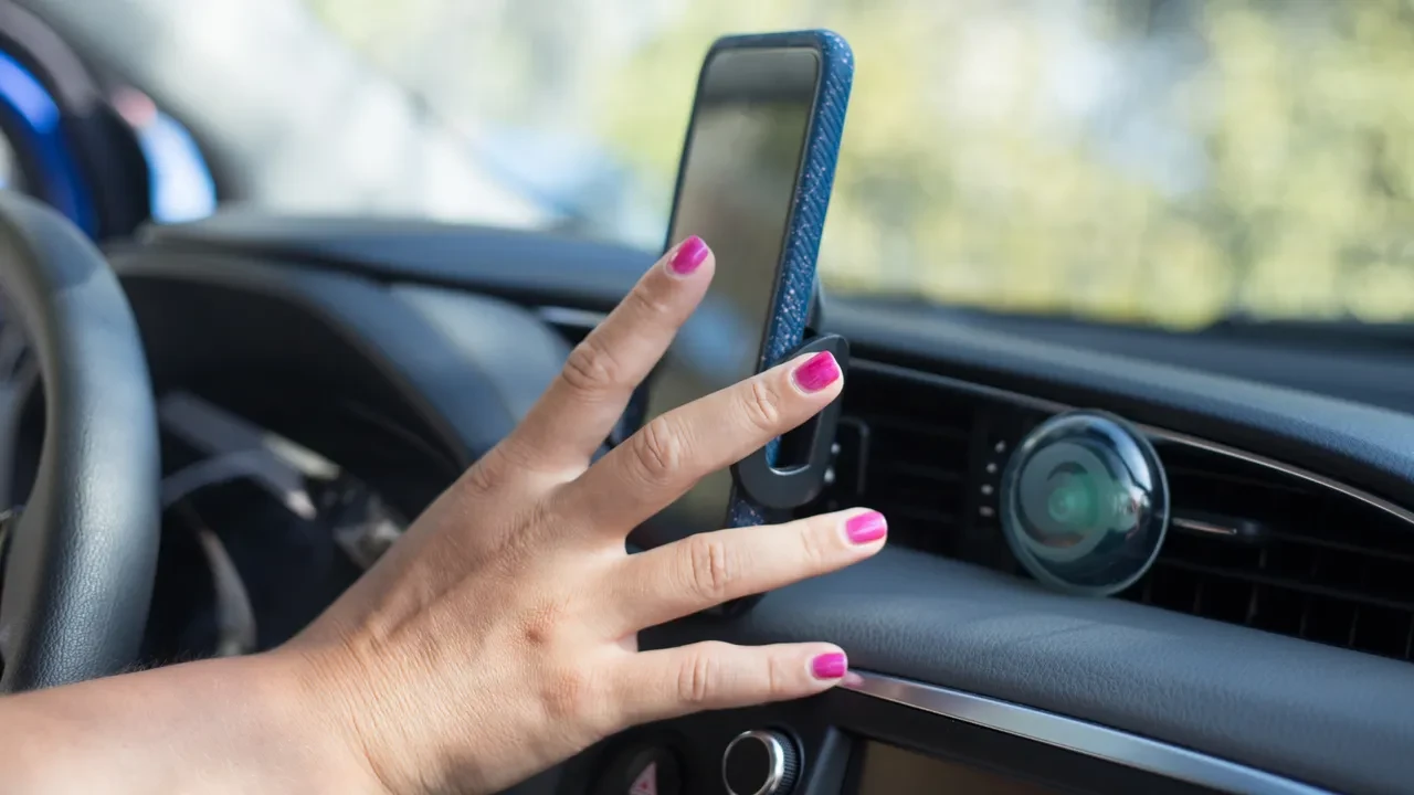 Arabada telefon tutucu kullananlar dikkat! Binlerce liralık zarara davetiye çıkarıyorsunuz