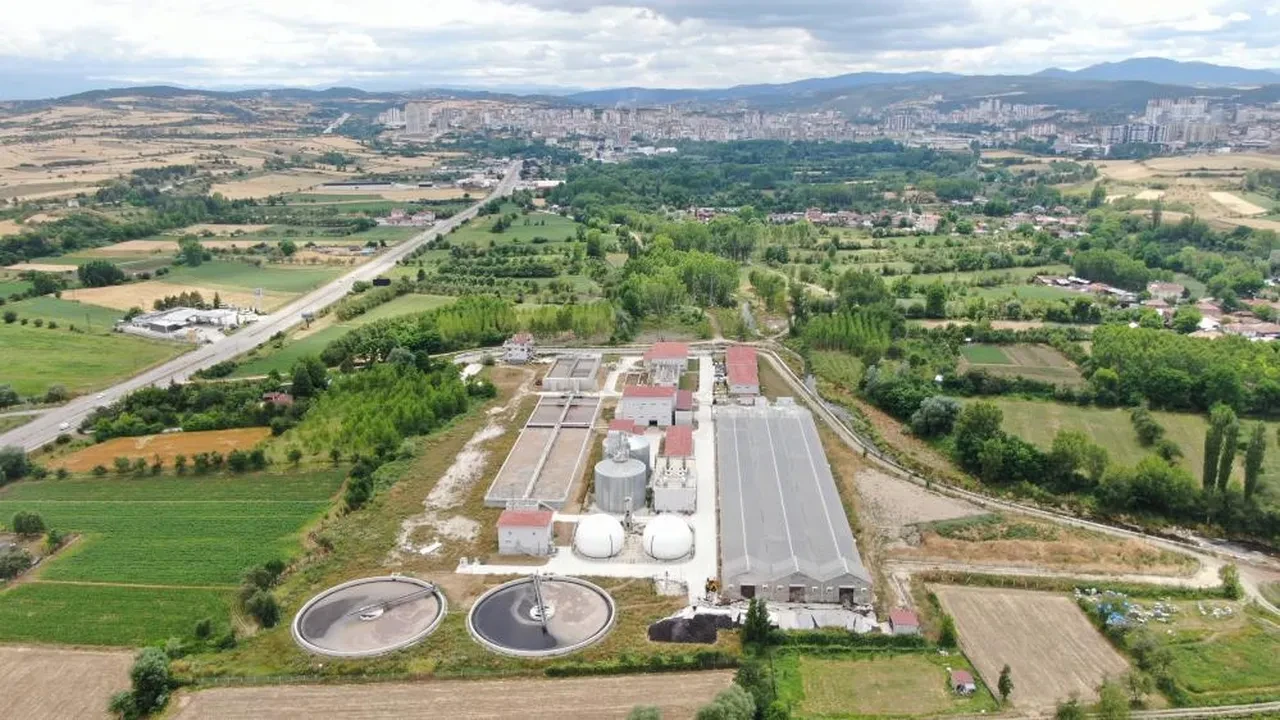 Arıtma tesisi çalıştırılmıyor iddiası! Vatandaşlar isyan etti: "Pisliğin içinde kaldık"