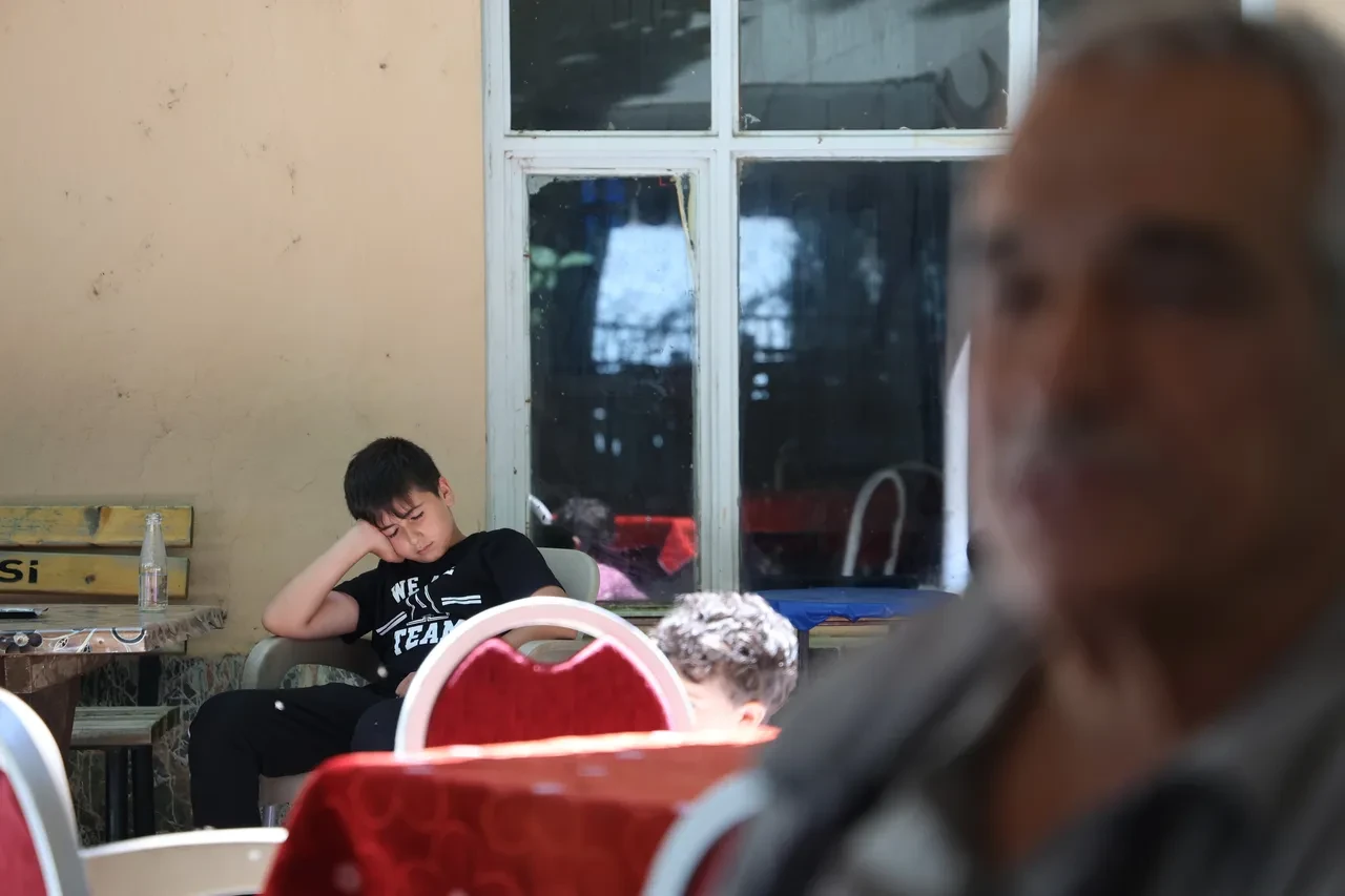 Bu kahvehaneye gelen oturduğu gibi uyuyor! Her köşede 'patikliyorlar': İşte sebebi
