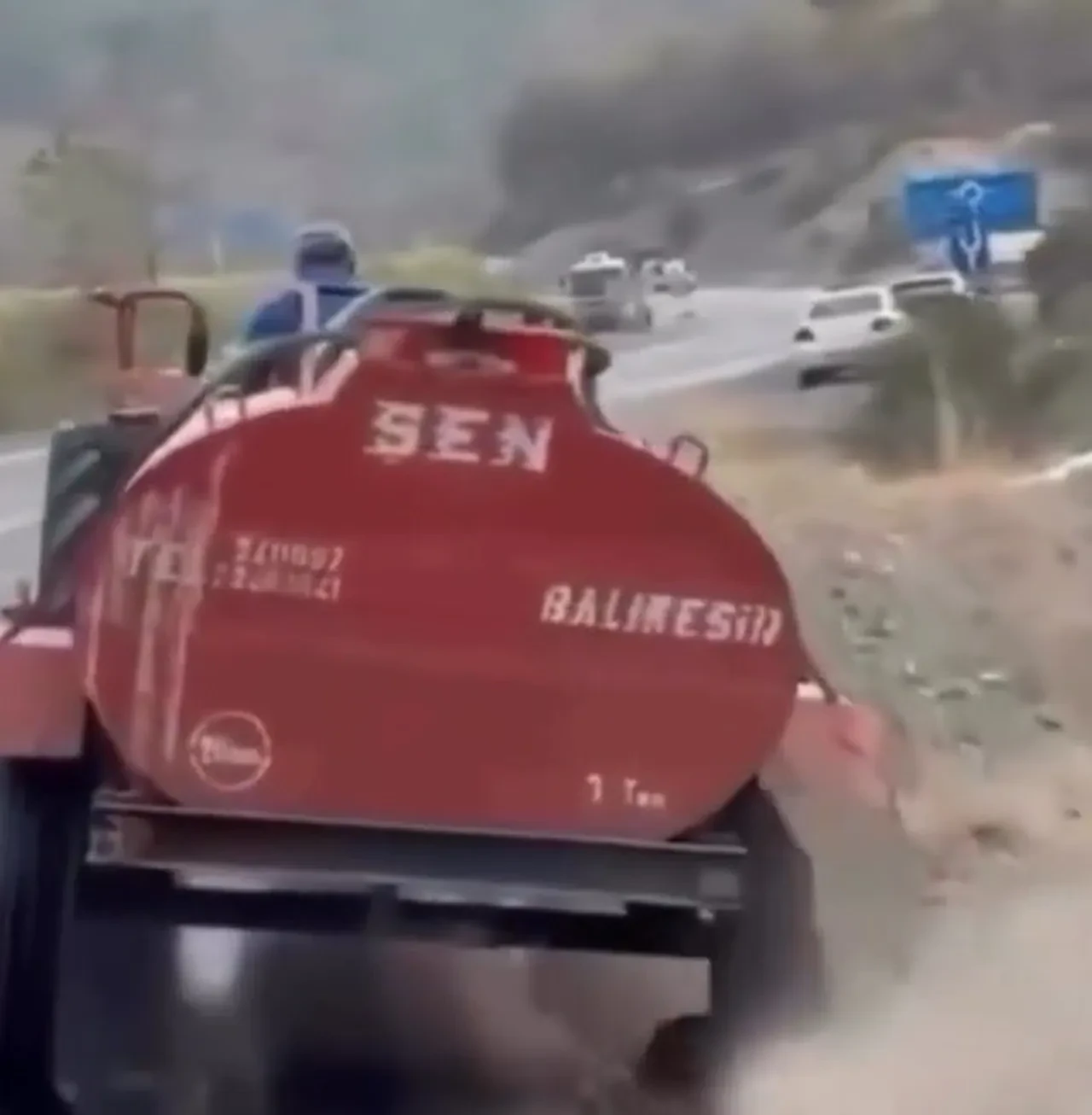 Bursa yangınında duygulandıran anlar! Patlak teker üzerinde vatana hizmet