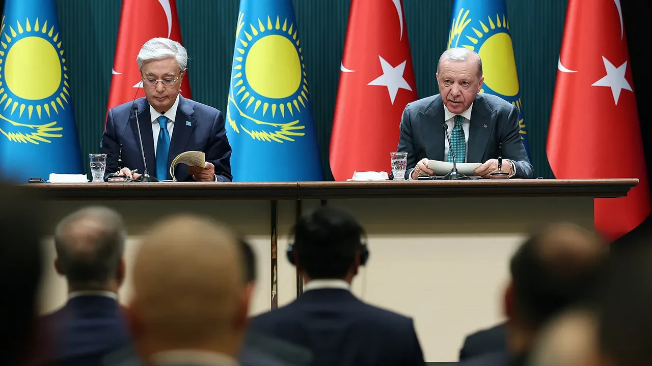 Cumhurbaşkanı Erdoğan'dan Tokayev ile basın toplantısında Gazze vurgusu: Dünyanın gözü önünde bir halk açlık ve susuzlukla öldürülüyor
