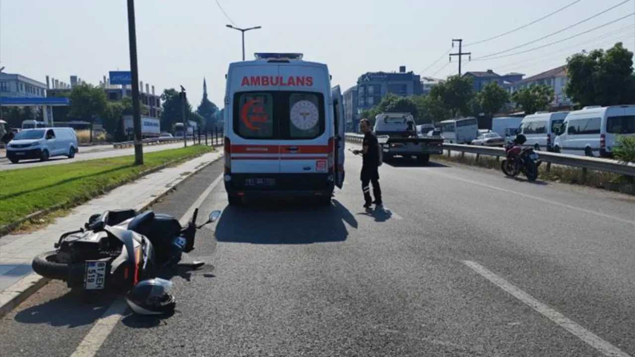 Düzce’de kontrolsüz yola çıkan çekici motosiklete çarptı! Olay anı kameralara yansıdı