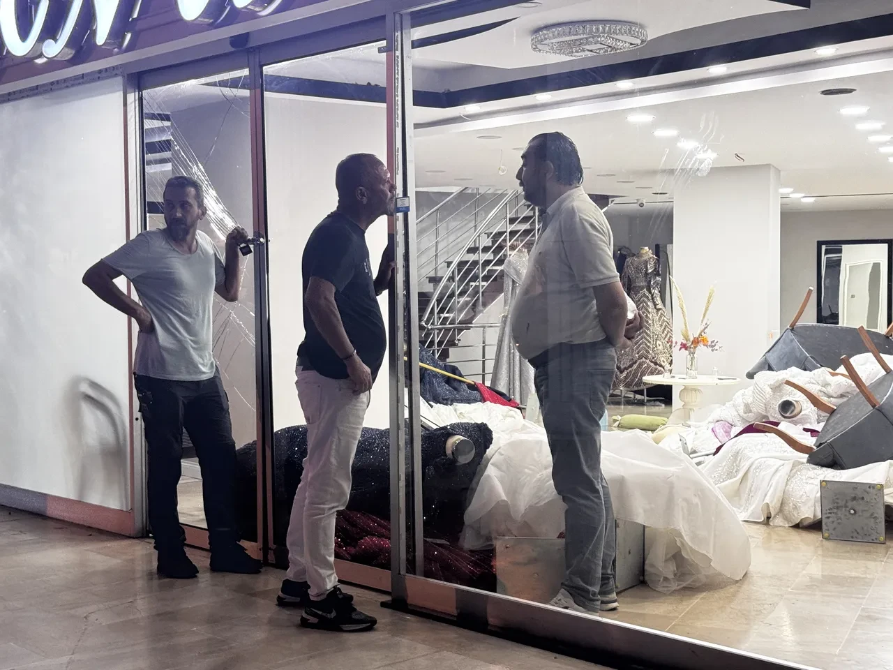 Eşine kızıp ateşle oynadı! Gelinlikçi dükkanını yakmaya çalışan adam gözaltında