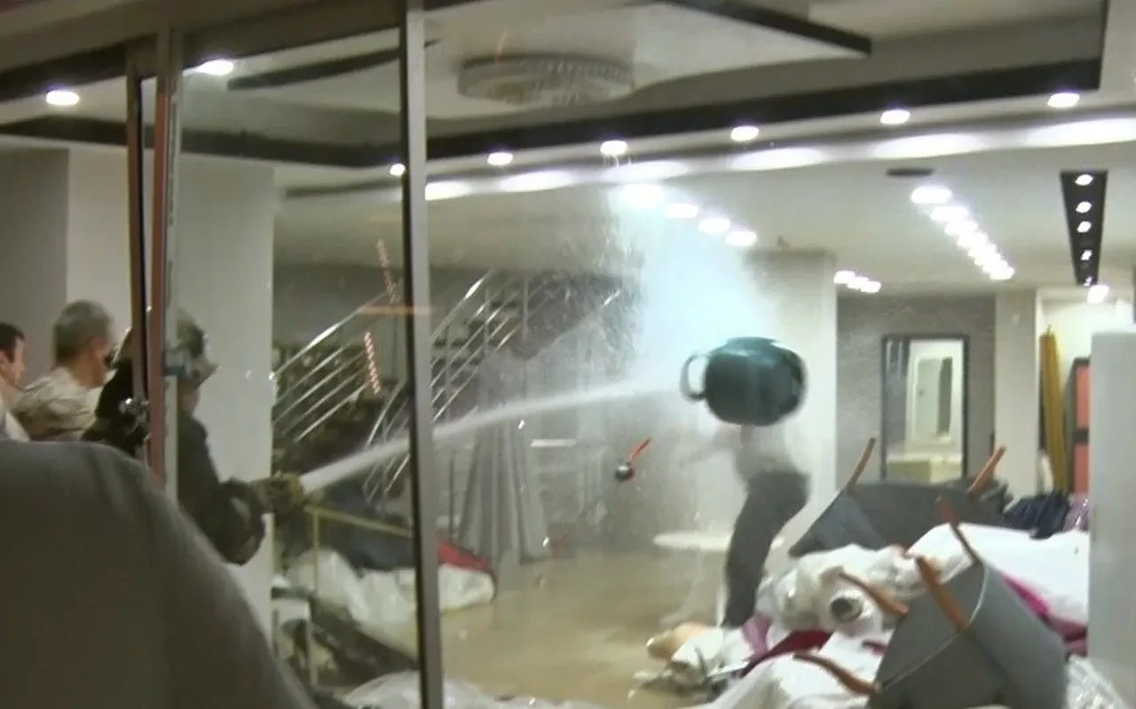 Eşine kızıp ateşle oynadı! Gelinlikçi dükkanını yakmaya çalışan adam gözaltında