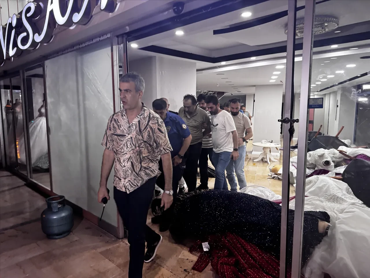 Eşine kızıp ateşle oynadı! Gelinlikçi dükkanını yakmaya çalışan adam gözaltında