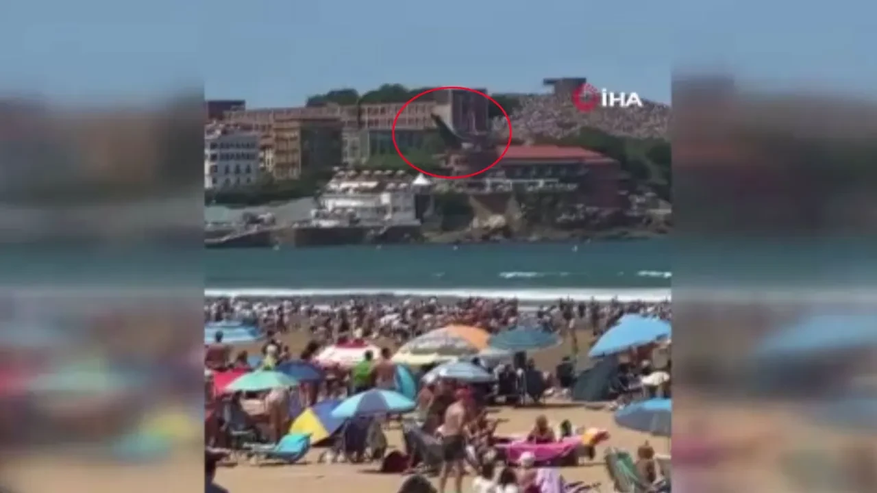 Gösteri yapan savaş uçağı plajdakileri teğet geçti