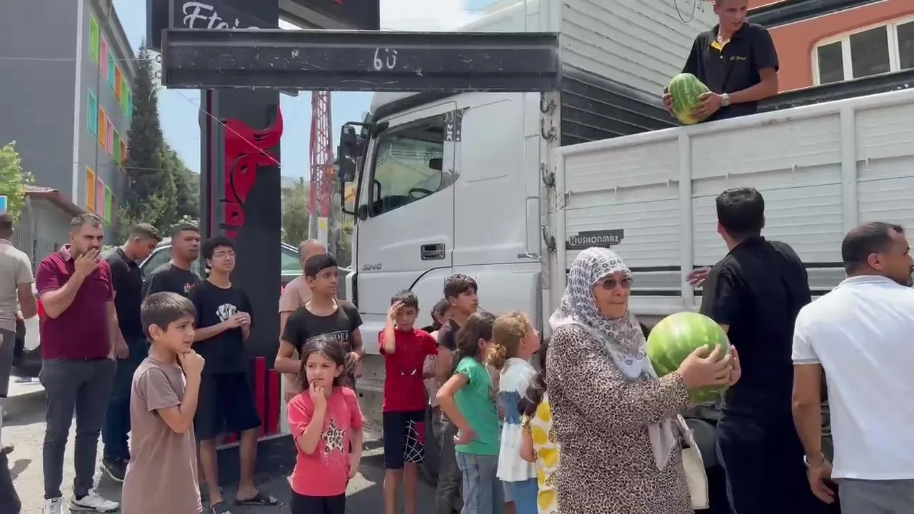 Hatay'da hayırsever esnaf 20 ton karpuzu bedava dağıttı