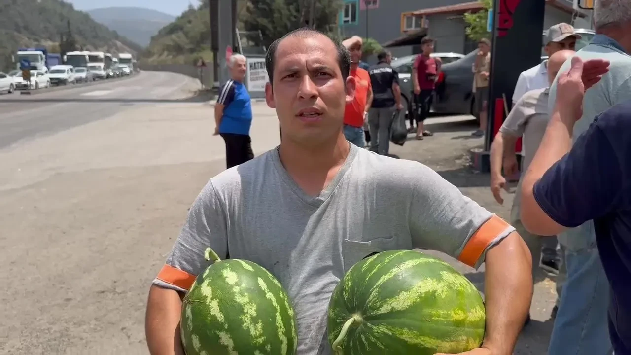 Hatay'da hayırsever esnaf 20 ton karpuzu bedava dağıttı