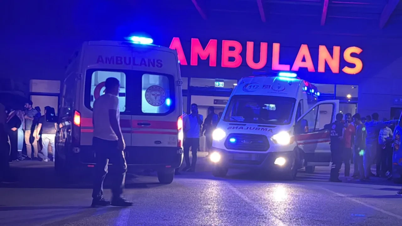 İETT otobüsüne müdahale eden işçilere otomobil çarptı: 5 yaralı