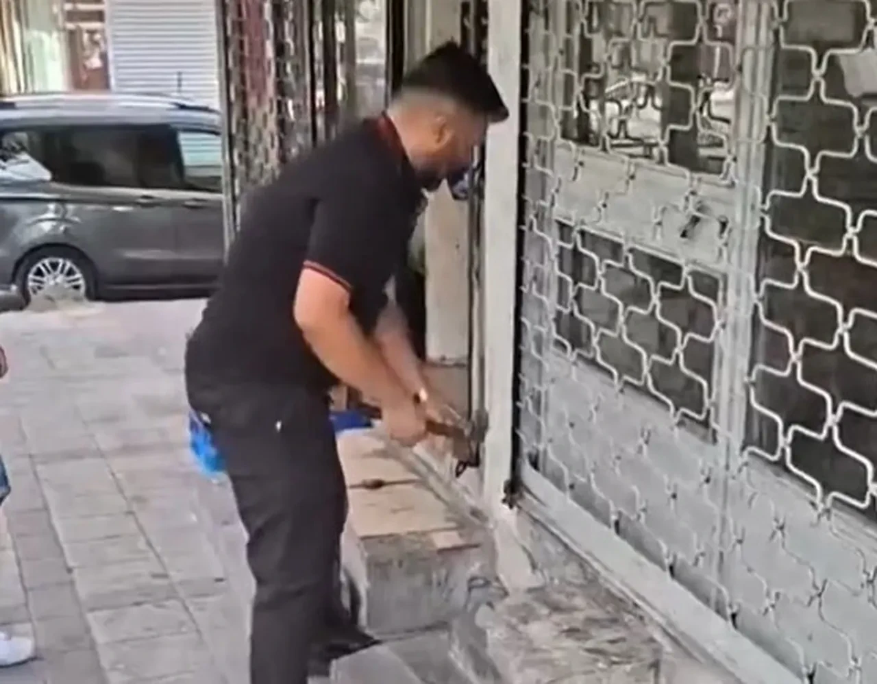 Kayıp cep telefonunun izini sürdü, dükkanın camını kırıp aldı