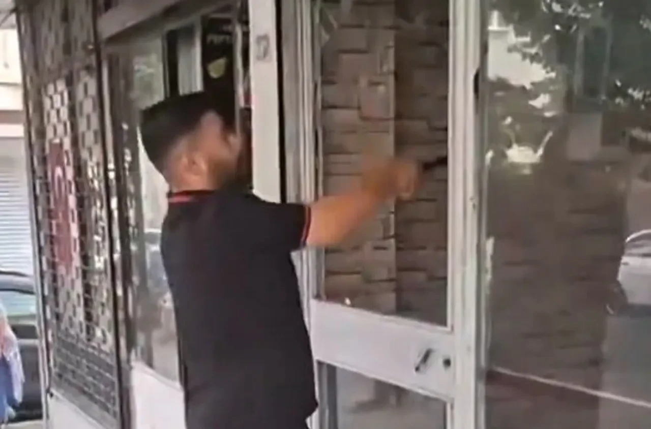 Kayıp cep telefonunun izini sürdü, dükkanın camını kırıp aldı
