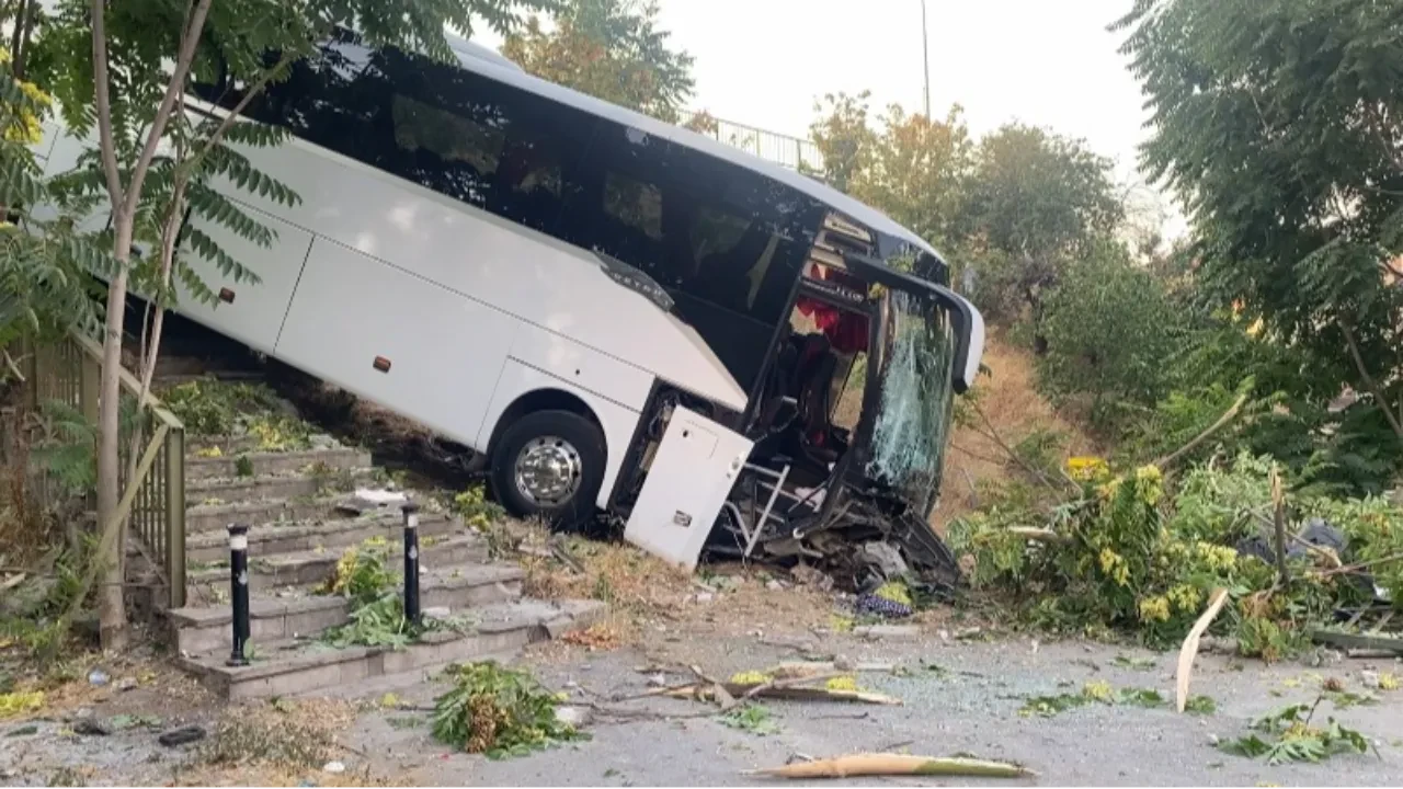 Maltepe'de servis otobüsü kaza yaptı: Yaralılar var
