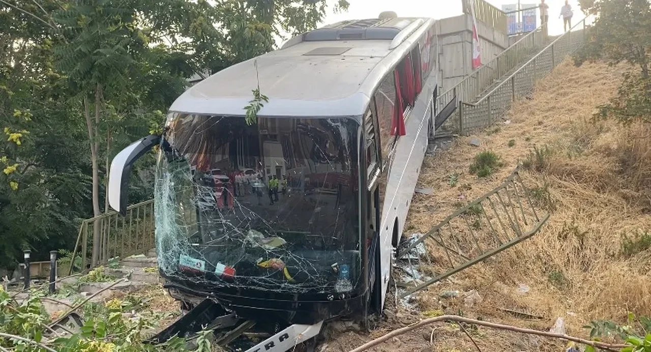 Maltepe'de servis otobüsü kaza yaptı: Yaralılar var