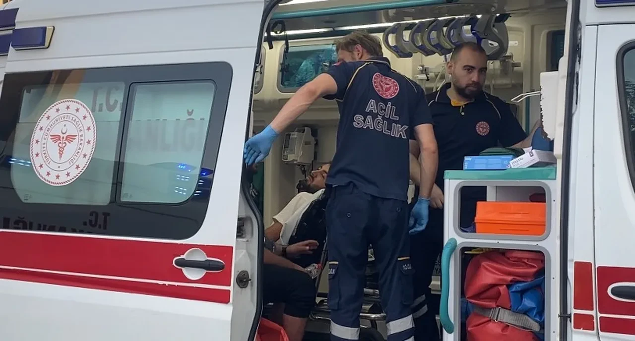 Maltepe'de servis otobüsü kaza yaptı: Yaralılar var