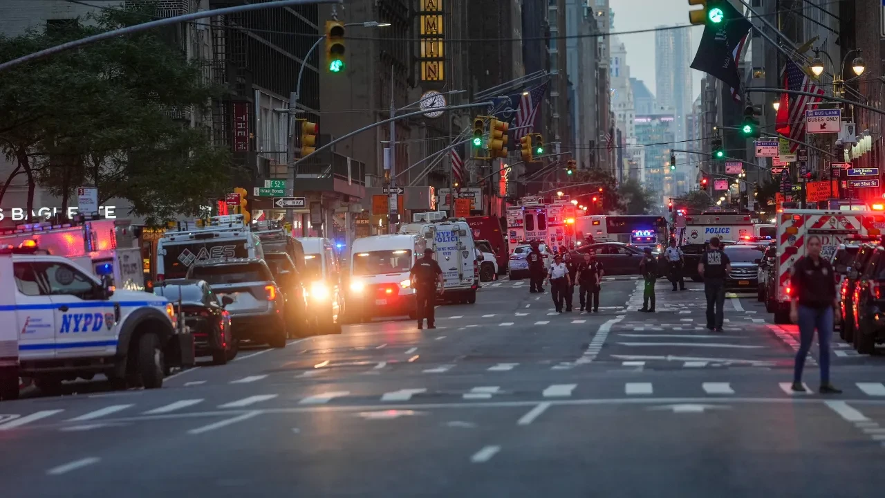 New York'ta gökdelene silahlı baskın! Ölü ve yaralılar var
