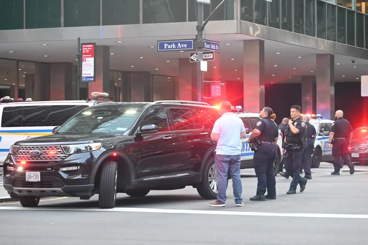 New York'ta gökdelene silahlı baskın! Ölü ve yaralılar var