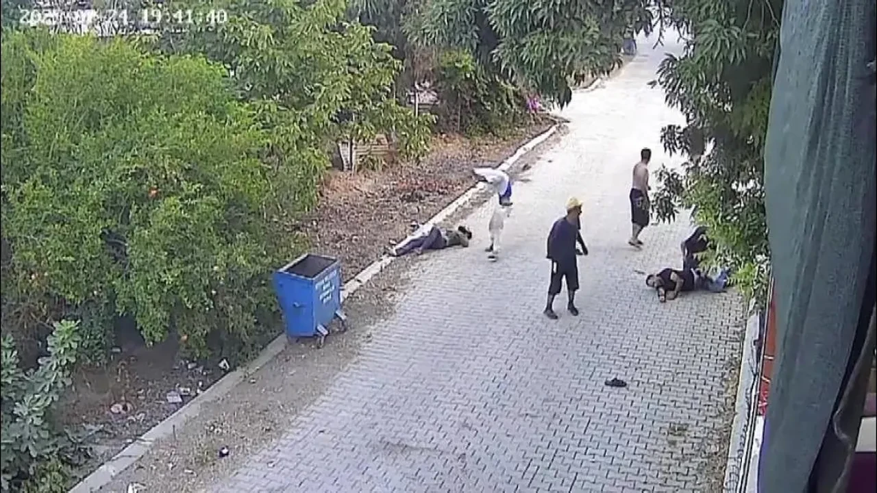 Oğullarına kurşun yağdırdı, yerdeyken tekmeledi! Kanlı miras kavgasında yeni görüntüler