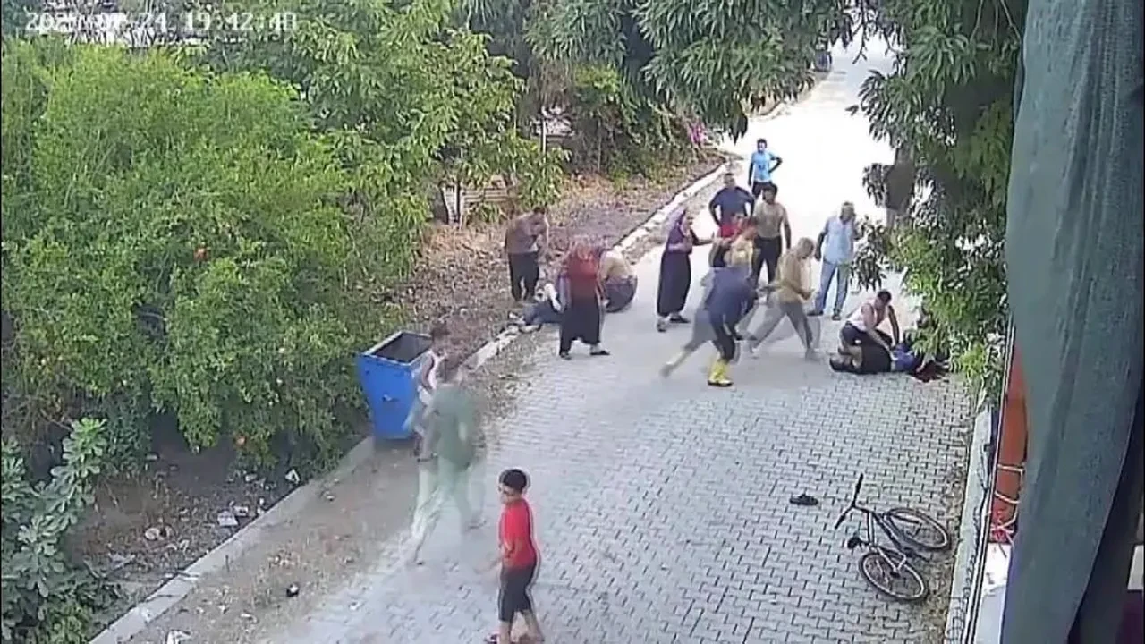 Oğullarına kurşun yağdırdı, yerdeyken tekmeledi! Kanlı miras kavgasında yeni görüntüler