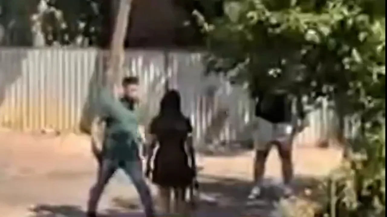 Sokak ortasında korkunç şiddet! Genç kızın kafasına silah dayayıp tekme tokat dövdü 