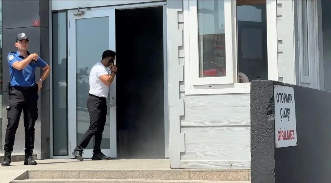 Tapu müdürlüğünde yangın paniği! Arşiv bölümü alev aldı