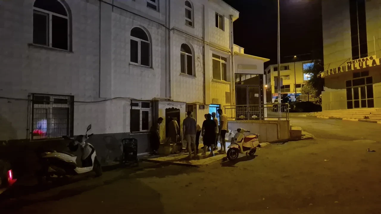 Tekirdağ'da su kesintisi vatandaşı bezdirdi! Bidonlarla sokağa döküldüler