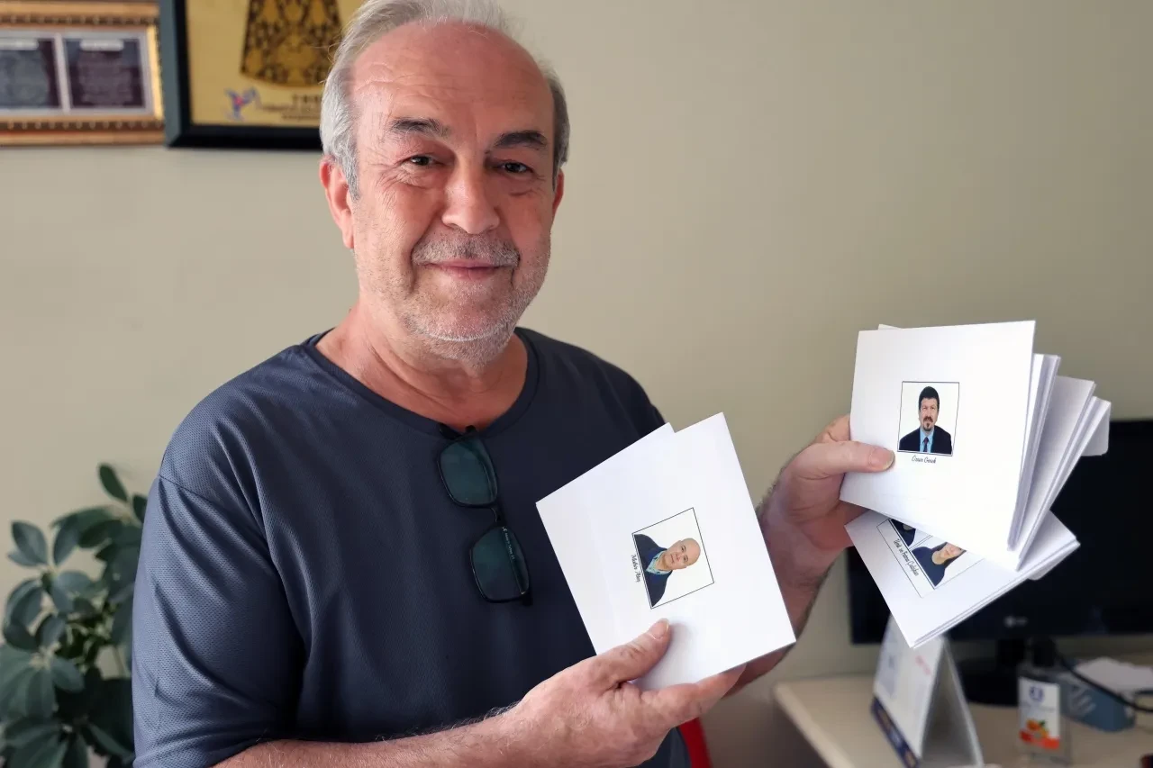 35 yıllık fotoğrafçıdan şaşırtan düğün davetiyesi tasarımı: Görenler çok şaşırıyor