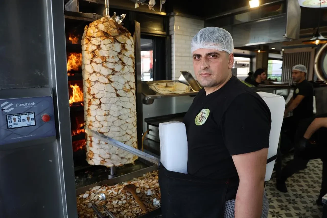 Adana kavruluyor! Dönercilerin serinleme yöntemi görenleri şaşkına çeviriyor