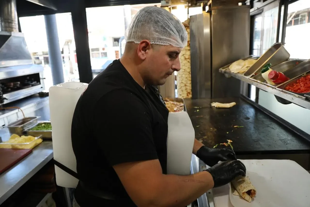 Adana kavruluyor! Dönercilerin serinleme yöntemi görenleri şaşkına çeviriyor