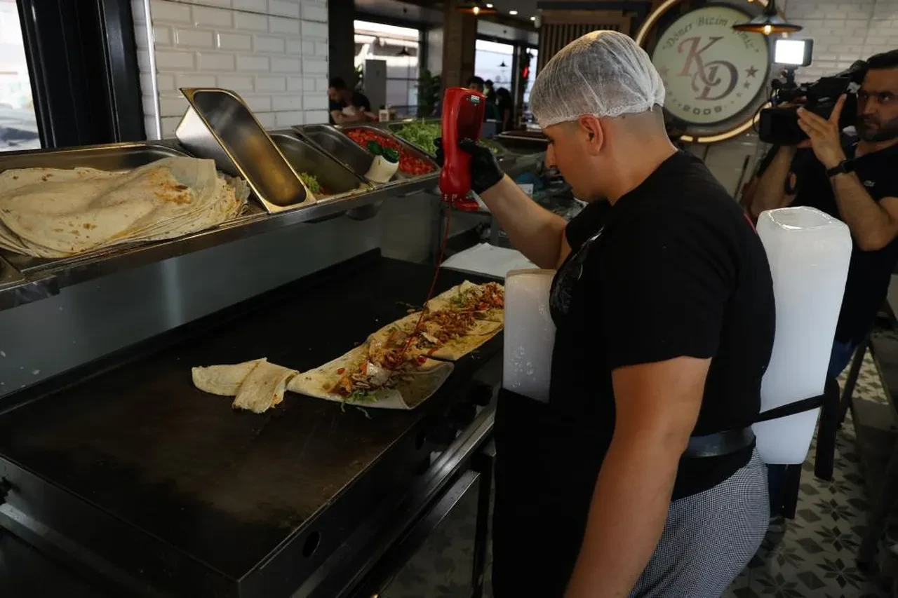 Adana kavruluyor! Dönercilerin serinleme yöntemi görenleri şaşkına çeviriyor
